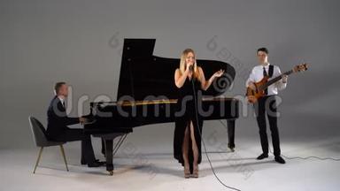 女孩在三位音乐家中唱歌